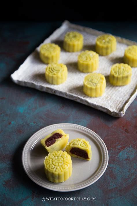 lv dou gao|Mung Bean Paste Mooncake (with Dou Sha Filling).